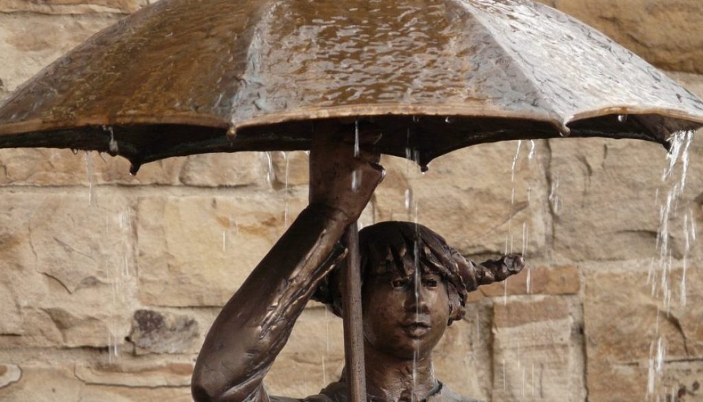 statua con ombrello