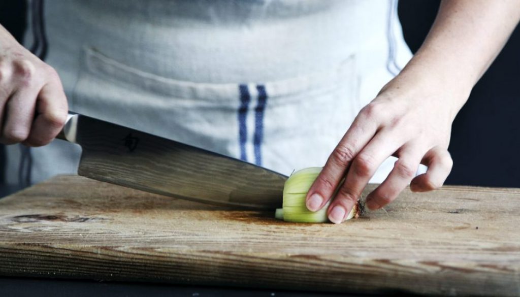 coltello taglia una cipolla